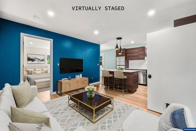 1067 Oak St, Silverton, OR 97381