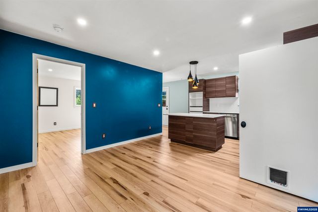 1067 Oak St, Silverton, OR 97381