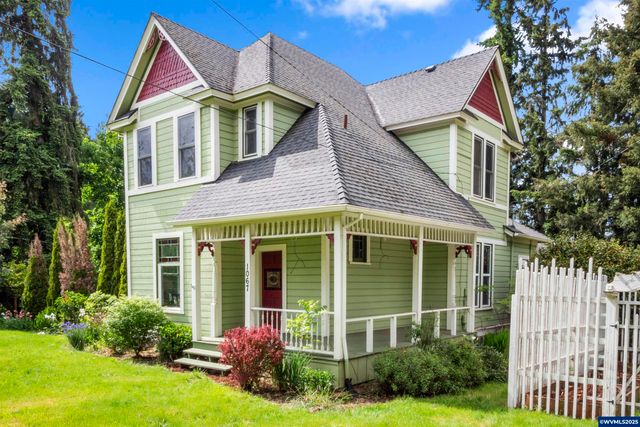1067 Oak St, Silverton, OR 97381