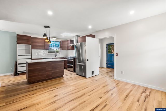 1067 Oak St, Silverton, OR 97381