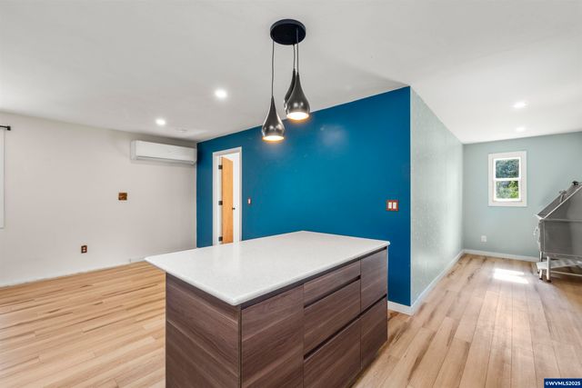 1067 Oak St, Silverton, OR 97381