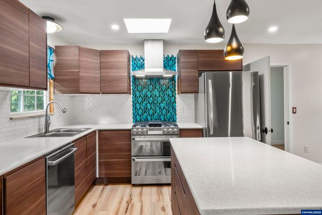 1067 Oak St, Silverton, OR 97381