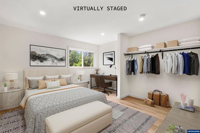 1067 Oak St, Silverton, OR 97381