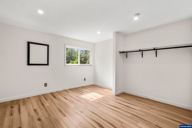 1067 Oak St, Silverton, OR 97381