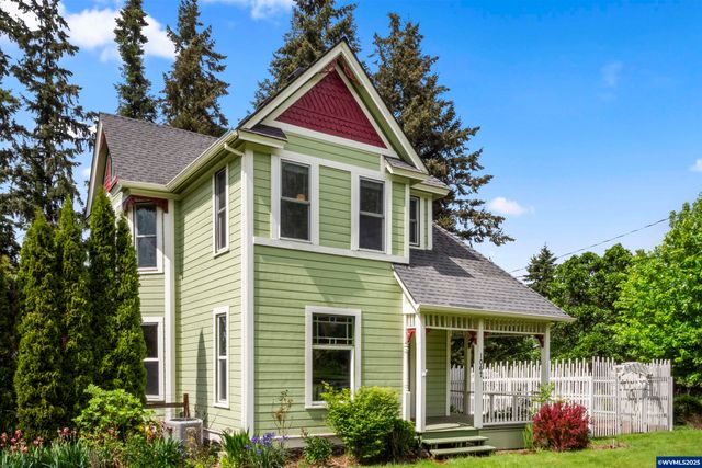 1067 Oak St, Silverton, OR 97381