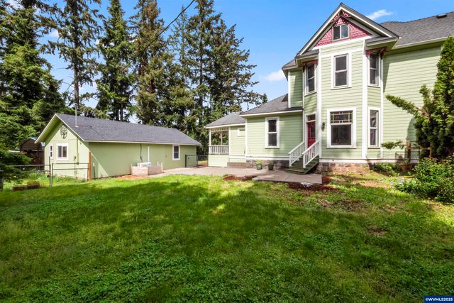 1067 Oak St, Silverton, OR 97381