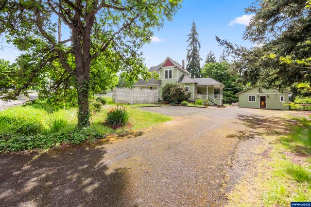 1067 Oak St, Silverton, OR 97381