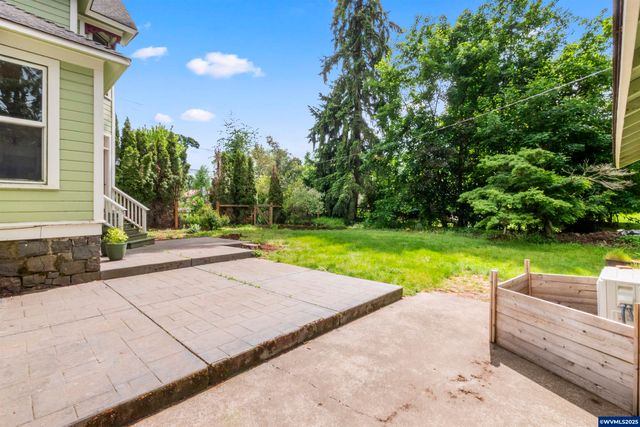 1067 Oak St, Silverton, OR 97381