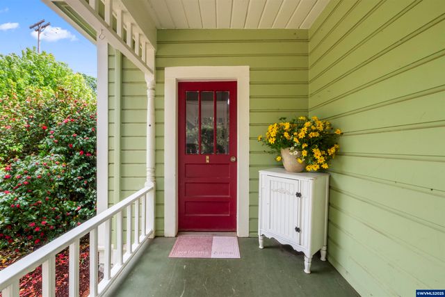 1067 Oak St, Silverton, OR 97381