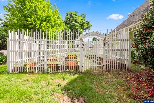 1067 Oak St, Silverton, OR 97381