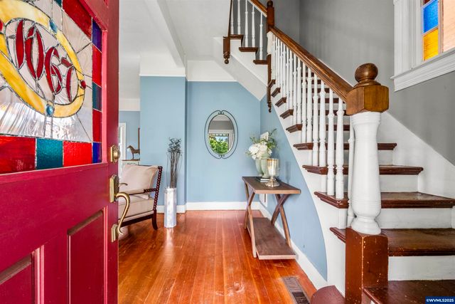 1067 Oak St, Silverton, OR 97381