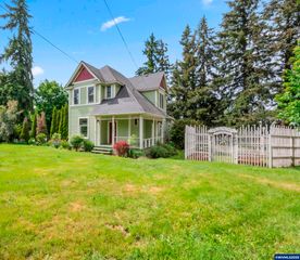 1067 Oak St, Silverton, OR 97381