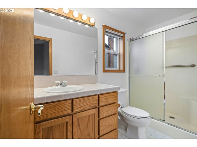 964 Se 27TH St, Troutdale, OR 97060