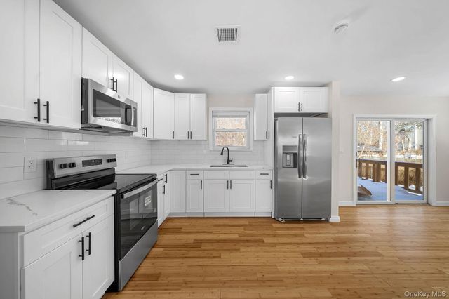 17 Nelson Place, Mastic, NY 11950