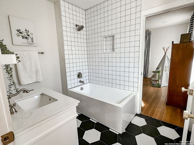 102 Luther, Olmos Park, TX 78212