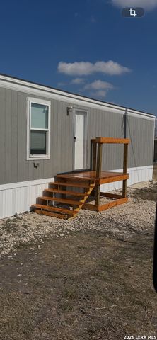 888 Lobo Loop, Hondo, TX 78861