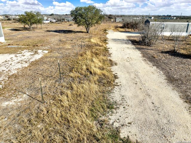 888 Lobo Loop, Hondo, TX 78861