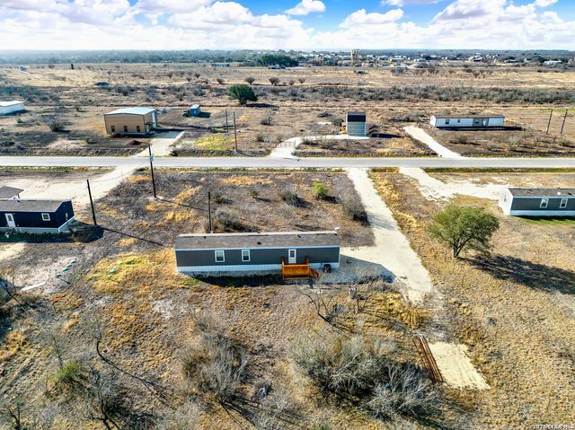 888 Lobo Loop, Hondo, TX 78861