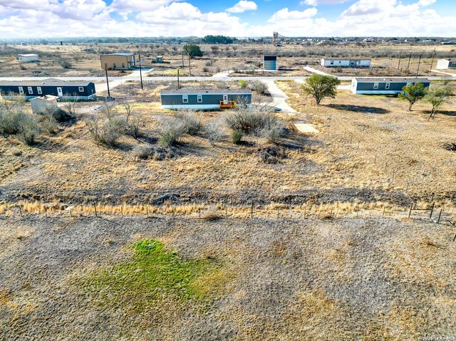 888 Lobo Loop, Hondo, TX 78861