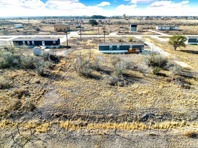 888 Lobo Loop, Hondo, TX 78861