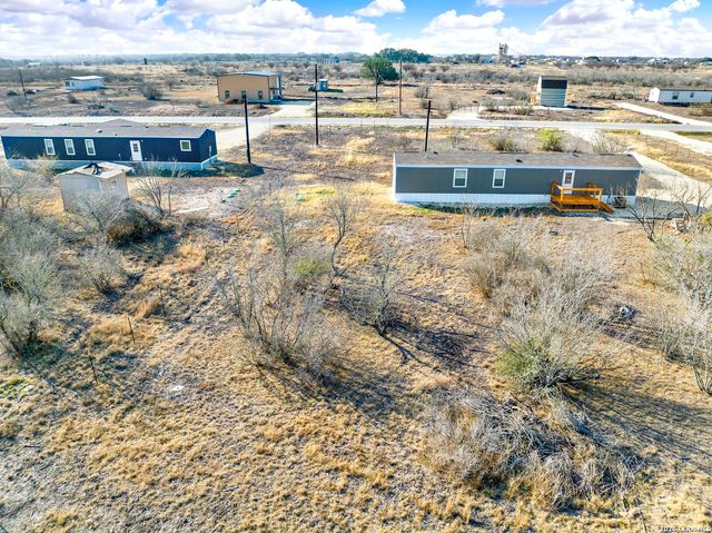 888 Lobo Loop, Hondo, TX 78861