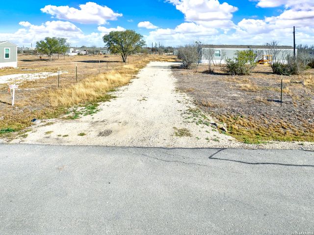 888 Lobo Loop, Hondo, TX 78861