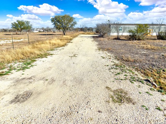 888 Lobo Loop, Hondo, TX 78861
