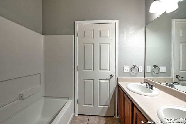 8606 Spoonbill Ct, San Antonio, TX 78245