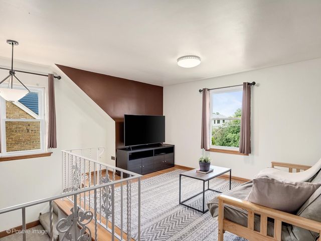 2236 S 5th Avenue, North Riverside, IL 60546