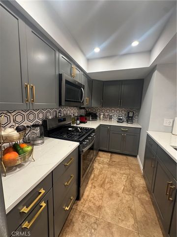 2700 Cahuenga Boulevard E 4223, Los Angeles, CA 90068
