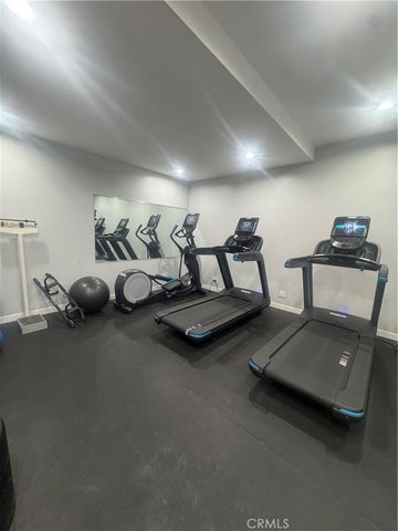 2700 Cahuenga Boulevard E 4223, Los Angeles, CA 90068