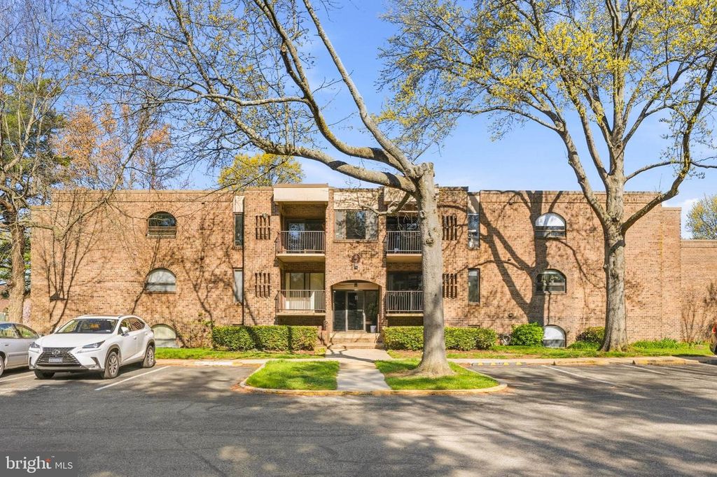 Image 1 of property listing at 11 SILVERWOOD CIR #1, Annapolis, MD 21403