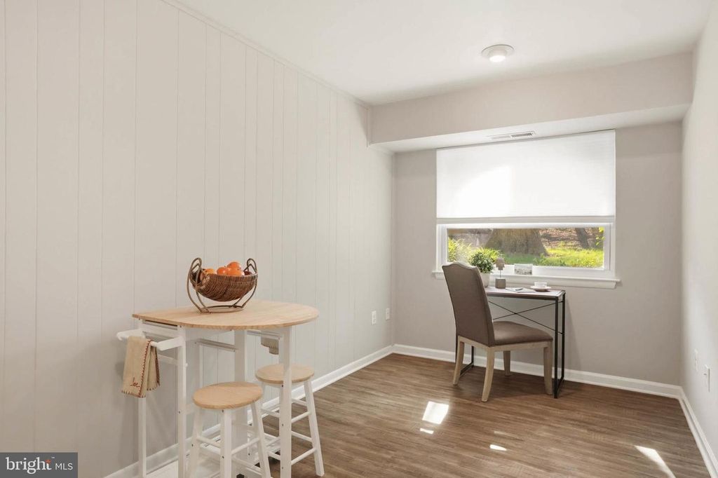 Image 10 of property listing at 11 SILVERWOOD CIR #1, Annapolis, MD 21403