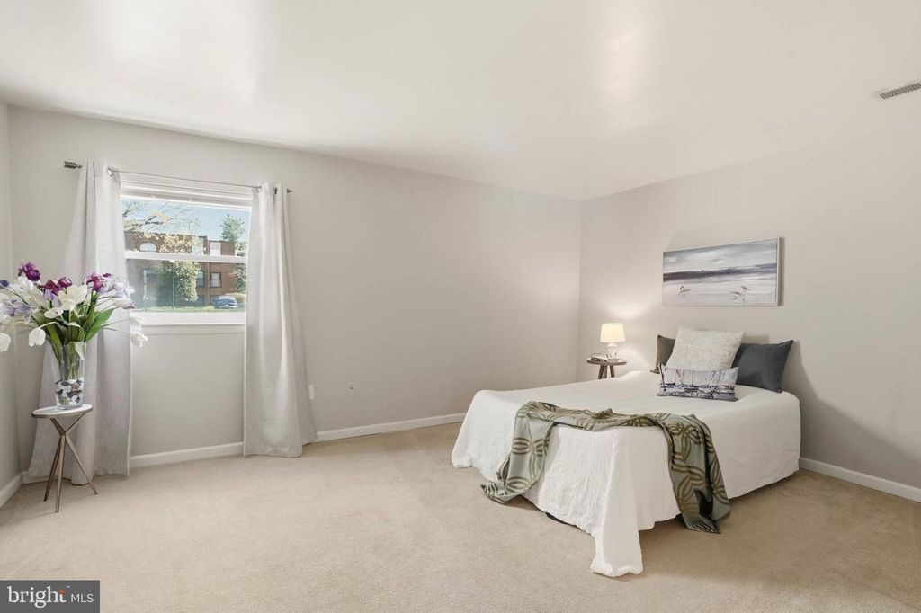 Image 15 of property listing at 11 SILVERWOOD CIR #1, Annapolis, MD 21403