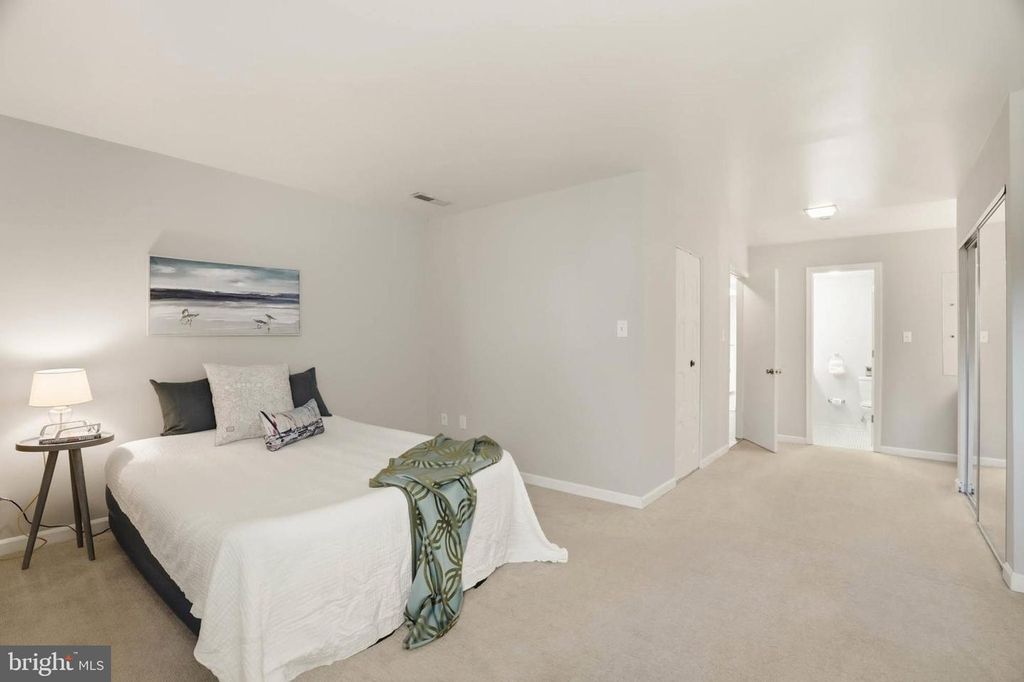 Image 16 of property listing at 11 SILVERWOOD CIR #1, Annapolis, MD 21403