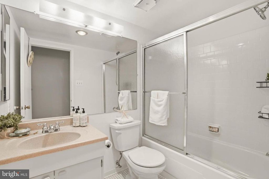 Image 25 of property listing at 11 SILVERWOOD CIR #1, Annapolis, MD 21403