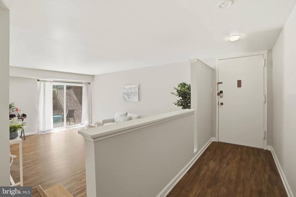 Image 3 of property listing at 11 SILVERWOOD CIR #1, Annapolis, MD 21403