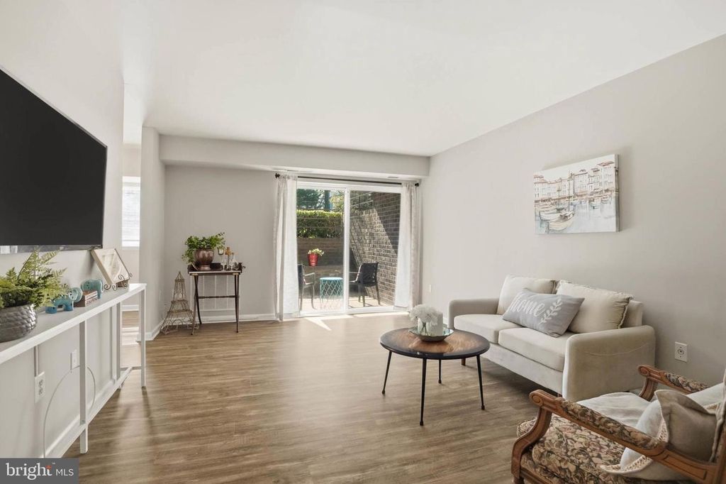 Image 4 of property listing at 11 SILVERWOOD CIR #1, Annapolis, MD 21403