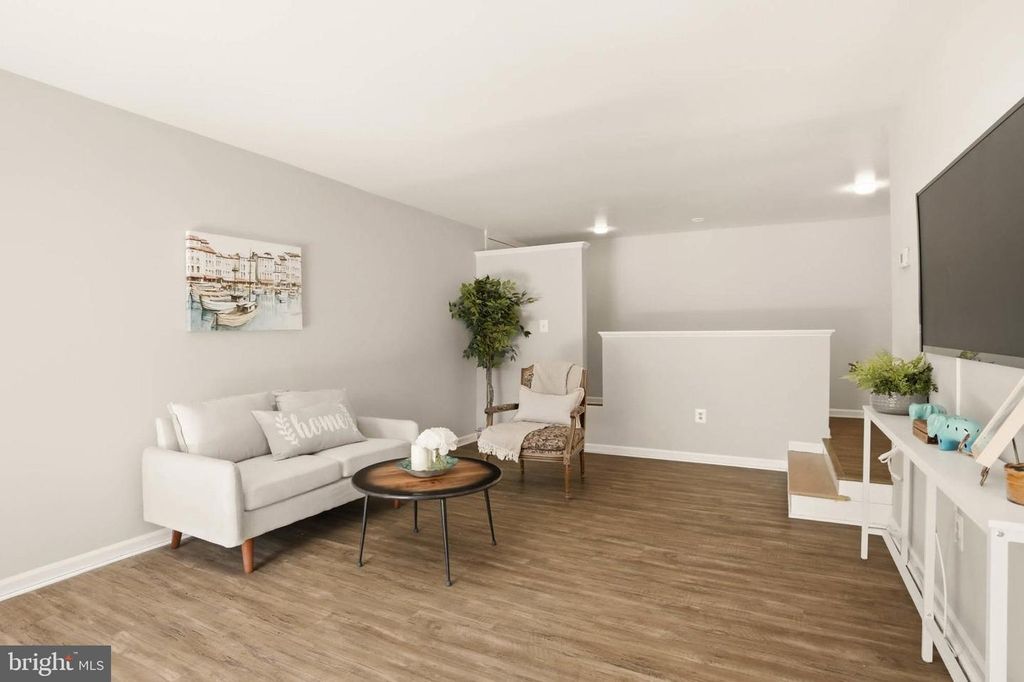 Image 5 of property listing at 11 SILVERWOOD CIR #1, Annapolis, MD 21403