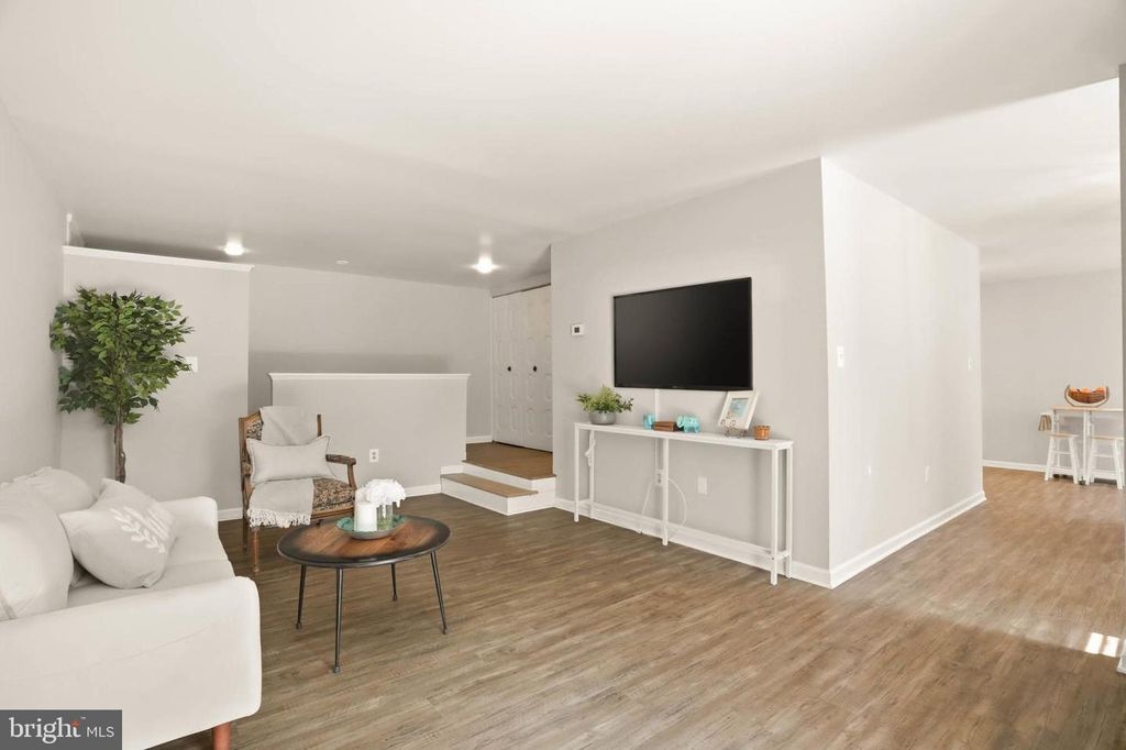 Image 6 of property listing at 11 SILVERWOOD CIR #1, Annapolis, MD 21403