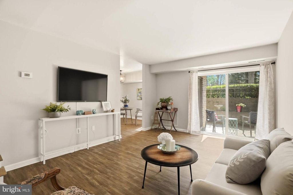 Image 7 of property listing at 11 SILVERWOOD CIR #1, Annapolis, MD 21403