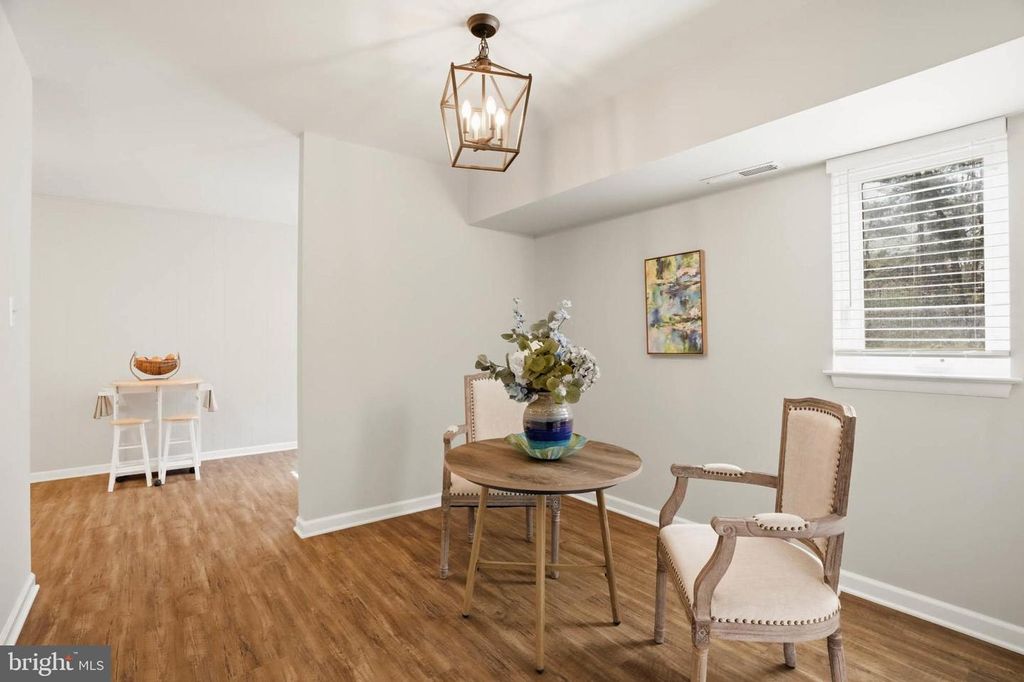 Image 8 of property listing at 11 SILVERWOOD CIR #1, Annapolis, MD 21403