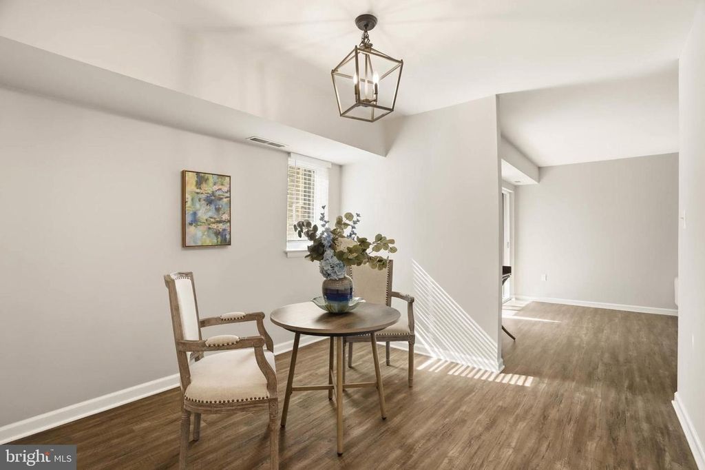 Image 9 of property listing at 11 SILVERWOOD CIR #1, Annapolis, MD 21403