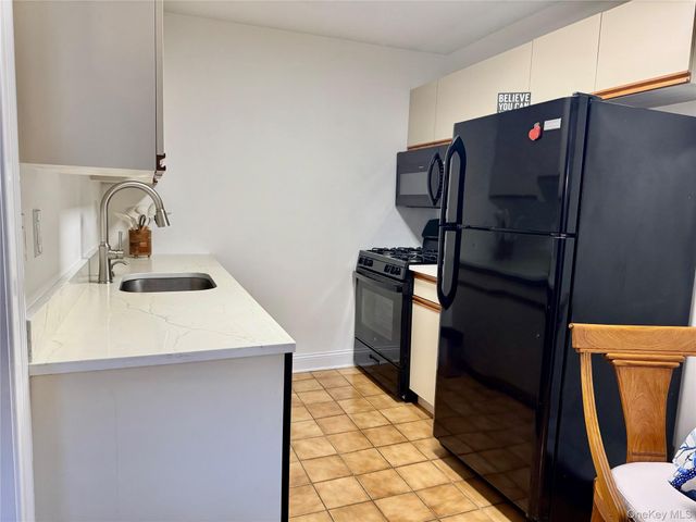 1 Kings Court, Nanuet, NY 10954