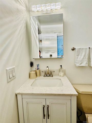 1 Kings Court, Nanuet, NY 10954