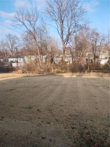 2304 NE Pursell Road, Gladstone, MO 64118