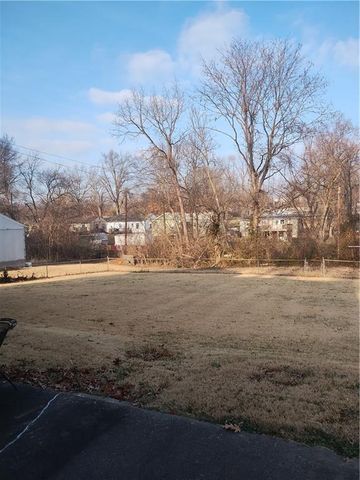 2304 NE Pursell Road, Gladstone, MO 64118