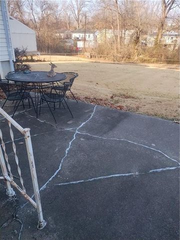 2304 NE Pursell Road, Gladstone, MO 64118