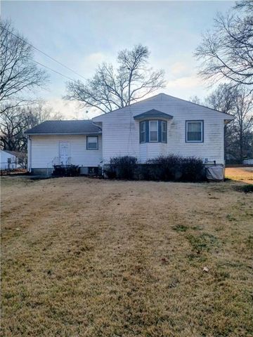 2304 NE Pursell Road, Gladstone, MO 64118