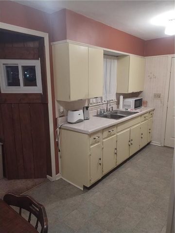 2304 NE Pursell Road, Gladstone, MO 64118